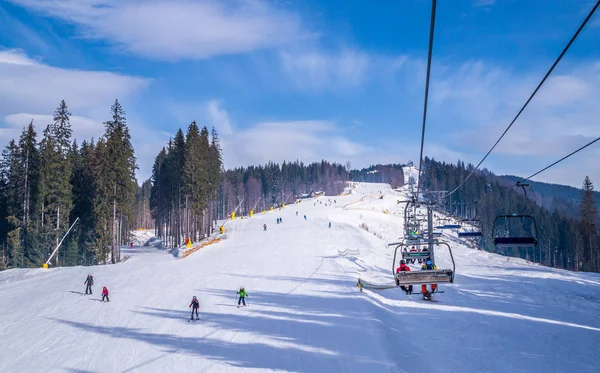 位于喀尔巴阡山脉滑雪胜地的现代滑雪缆车 欧洲冬季假期 — 图库照片