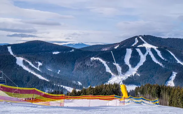 Vacaciones Invierno Una Estación Esquí Esquí Nieve Bosque — Foto de Stock