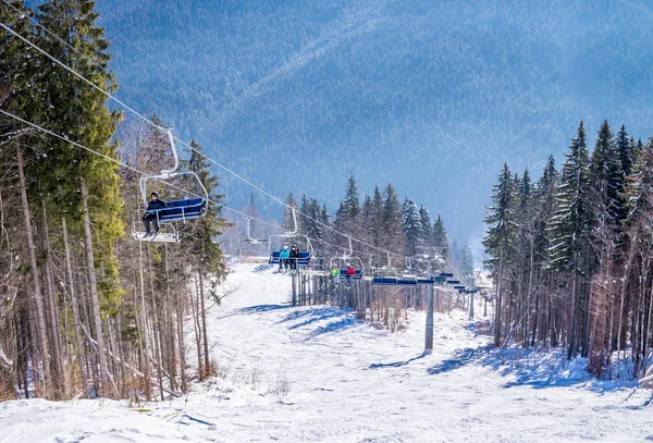 位于喀尔巴阡山脉滑雪胜地的现代滑雪缆车 欧洲冬季假期 — 图库照片