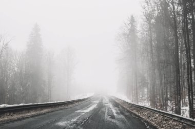 Sisli yol dağlarda. Karpat Dağları, Doğu Avrupa kış gezi
