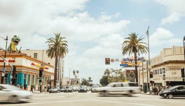 Gündüzleri Hollywood Bulvarı Los Angeles turistik üzerinde Kavşağı'nda turist trafiği. Öğlen Hollywood