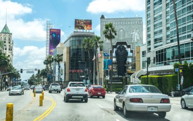 Turist araba trafik Los Angeles'ta Hollywood Bulvarı'nda. Kaliforniya, ABD kültürel Simgesel Yapı