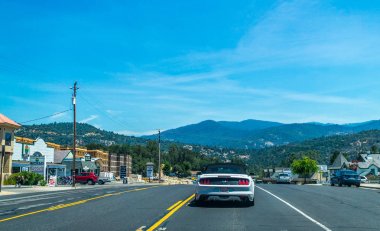Oakhurst, California, ABD - 15 Haziran 2017: Oakhurst kasabada California ve araçların karayolu üzerinde. Yol için Yosemite Milli Parkı. Yaz turistik gezi ile doğal Milli Parklar California, ABD