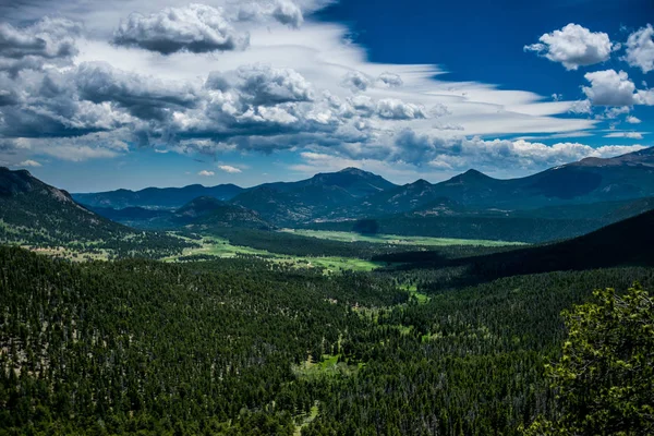 Frontier Mark Grön Skogsbevuxna Berg Dalen Rocky Mountain National Park — Stockfoto