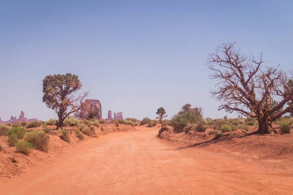 Rocas Del Valle Los Monumentos Camino Tierra Polvoriento Desierto Viaje —  Fotos de Stock