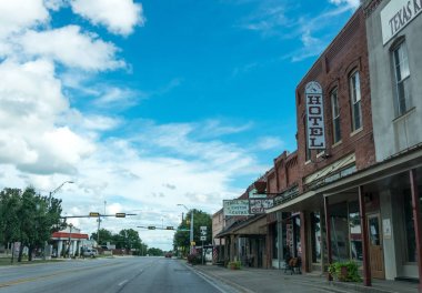 Clarksville, Texas, Amerika Birleşik Devletleri - 07 Temmuz 2017: Teksas, ABD Clarksville şehir caddede. Otoyol ve mağazalar ve oteller eski tuğla binalar. ABD batısında modern vahşi hayatta. Cityscape ABD