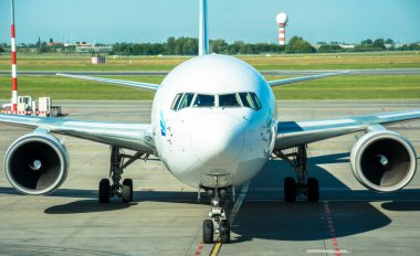 Yolcu uçağı pist üzerinde. Frederic Chopin Uluslararası Havaalanı, Varşova, Polonya