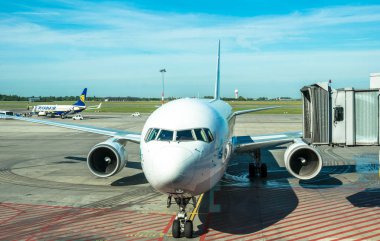 Yolcu uçağı pist üzerinde. Uluslararası Havaalanı, Varşova, Polonya