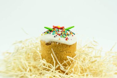 Bir şekilde dekore edilmiş Paskalya kek. Tatlı güzel festival pasta pişirme