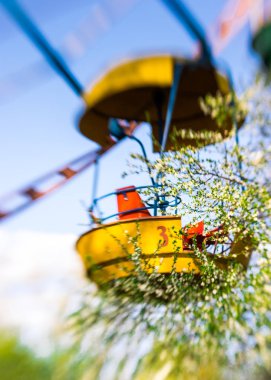 Eski bir dönme dolap bir bahar çiçek açan parkta Renkli kabin