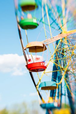 Renkli eski dönme dolap bir bahar Parkı