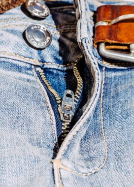 Mavi klasik kot üzerinde metal fermuar