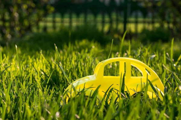 黄色玩具车和绿色草坪 — 图库照片