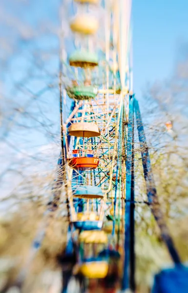 Голубое Небо Цветное Колесо Обозрения Весеннем Старом Парке Смешное Детское — стоковое фото