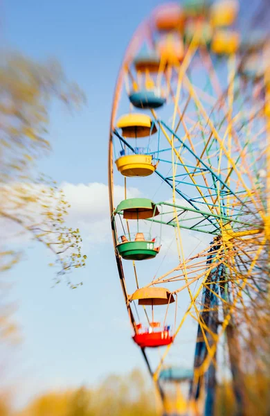 Ciel Bleu Arcs Colorés Une Ancienne Roue Ferris — Photo