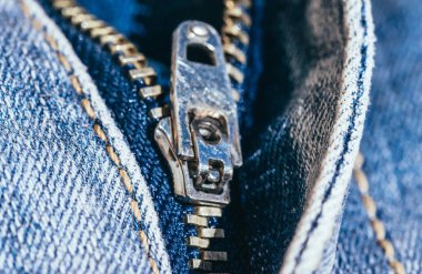 Metal fermuar üstünde kot. Rahat tarzı moda