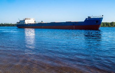 Uzun kargo mavna Dinyeper Nehri, Doğu Avrupa, Ukrayna