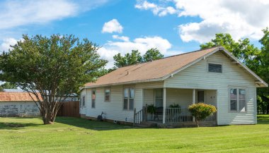 larksville, Texas, Amerika Birleşik Devletleri - 07 Temmuz 2017: Teksas, ABD küçük bir pitoresk şehir sokak eski ahşap köy evi. Amerikan kırsal hayatın. ABD etrafında yaz gezisi