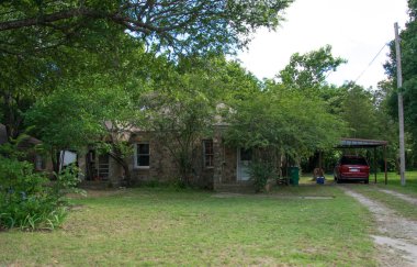 Teksas'ın modern Amerikan kırsal yaşam. Eski zavallı evi ve Bahçe