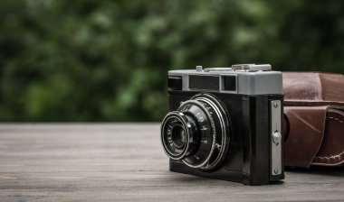 Eski film kamerası arka plan bahar bahçe üzerinde