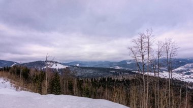 Doğu Avrupa 'daki Karpat Dağları' nın kış bulutlu manzarası