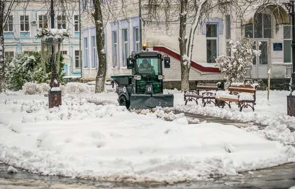 Kiev Ucrania Noviembre 2018 Calle Ciudad Máquina Nieve Limpieza Las —  Fotos de Stock