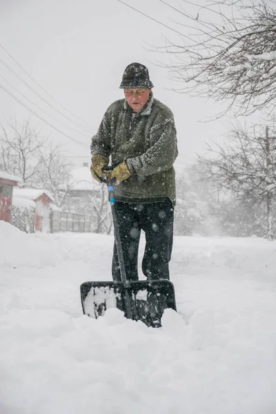 Wintersneeuw Verwijderen Een Man Met Een Schop Ruimt Tuin Rijdt — Stockfoto