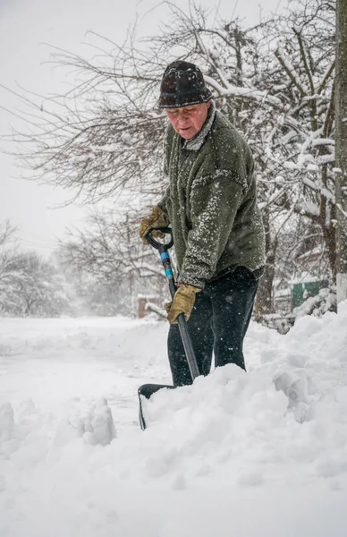 Wintersneeuw Verwijderen Een Man Met Een Schop Ruimt Tuin Rijdt — Stockfoto