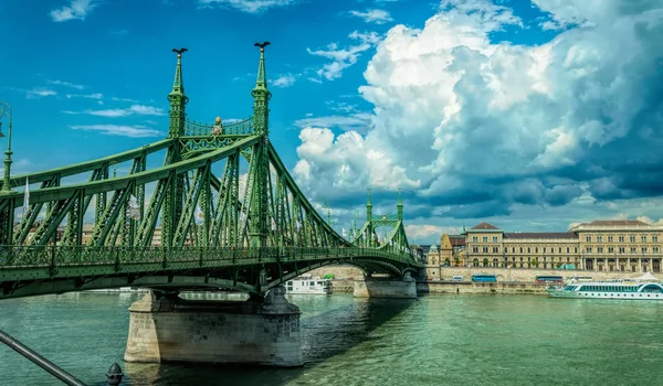 匈牙利布达佩斯 2019年8月29日 匈牙利布达佩斯Erzhebet桥上的游客 夏天走在布达佩斯多瑙河上的桥上 夏天的蓝天映衬着桥墩 — 图库照片