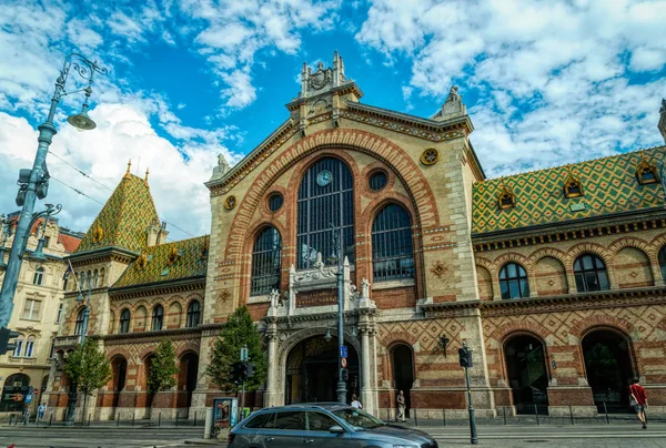 Budapeszt Węgry Sierpnia 2019 Starożytny Budynek Rynku Centralnego Turyści Ulicy — Zdjęcie stockowe
