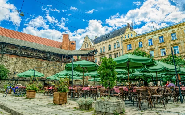 Lwów Ukraina Sierpnia 2019 Parasole Stoły Letniej Ulicznej Kawiarni Historycznej — Zdjęcie stockowe