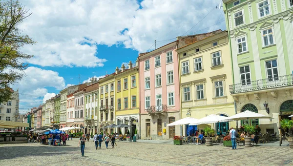 Lviv Oekraïne Augustus 2019 Toeristen Wandelen Langs Het Marktplein Stad — Stockfoto