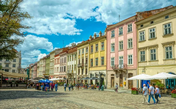 Lviv Oekraïne Augustus 2019 Toeristen Wandelen Langs Het Marktplein Stad — Stockfoto