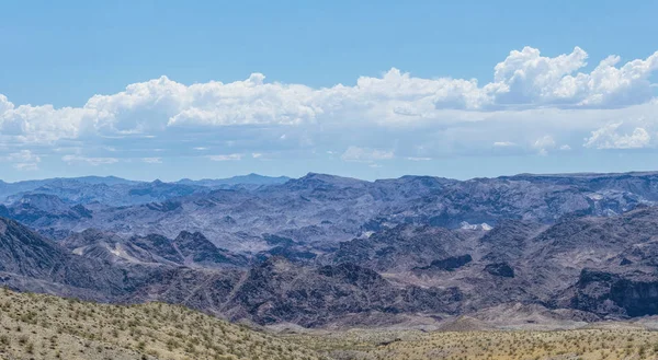 Arizona Nın Kurak Manzarası Çöken Kumtaşı Dağlar Mavi Gökyüzü — Stok fotoğraf