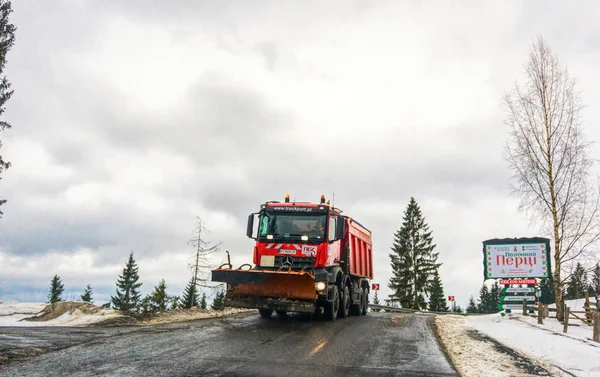 Bukovel Regio Ivano Frankivsk Oekraïne Maart 2019 Sneeuwwagen Met Emmer — Stockfoto