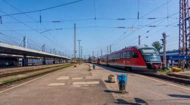 Budapeşte, Macaristan - 29 Ağustos 2019: Budapeşte, Macaristan 'daki eski Nyugati Palyaudvar tren istasyonu ve yolcu vagonları platformu. Avrupa 'da demiryolu toplu taşımacılığı. Eski bina ve istasyon binasında turistler