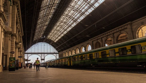 Budapeszt Węgry Sierpnia 2019 Platforma Starego Dworca Kolejowego Samochodów Osobowych — Zdjęcie stockowe