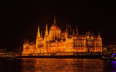 Budapeşte, Macaristan - 29 Ağustos 2019: Budapeşte 'deki Macar Parlamentosu binası ve Tuna Nehri. Neo-gotik mimarinin bir örneği, Budapeşte 'nin turistik cazibesi