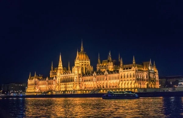 Boedapest Hongarije Augustus 2019 Hongaars Parlementsgebouw Donau Stad Boedapest Nachts — Stockfoto
