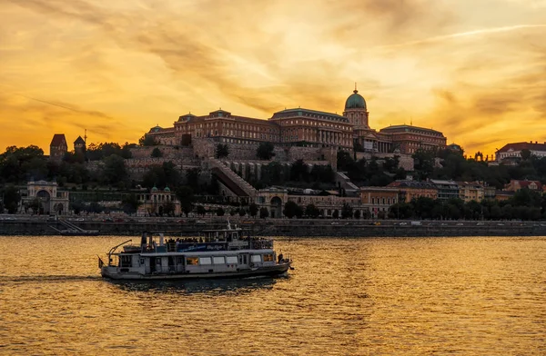 布达佩斯 匈牙利 2019年8月29日 雄伟的中世纪皇家城堡和堡垒在布达佩斯市多瑙河岸边的布达山上 匈牙利首都的古老旅游景点 城市之光 — 图库照片