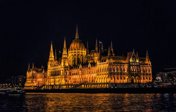 匈牙利布达佩斯 2019年8月29日 匈牙利国会大楼和布达佩斯市多瑙河 Danube River 布达佩斯吸引游客的新哥特式建筑样本 — 图库照片