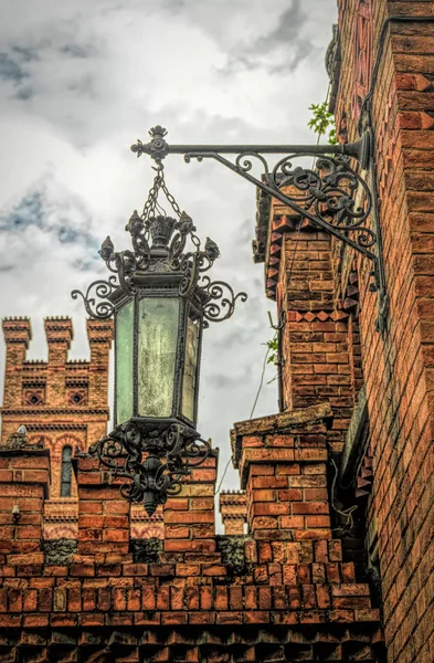 Antik Gotik Sokak Lambası Eski Bir Tuğla Evin Cephesinde — Stok fotoğraf