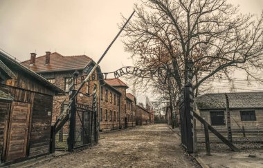 Auschwitz, Polonya - 29 Kasım 2019: Polonya 'daki toplama kampı ve Auschwitz-Birkenau ölüm kampı. 2. Dünya Savaşı sırasında Avrupa 'daki Nazi Terörü ve Soykırımı Anıtı ve Müzesi. Kampa ve hapishane kışlasına giriş. Tarihsel Kapı