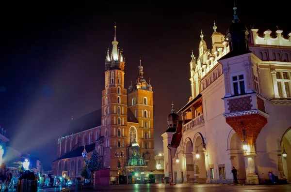 Kraków Polska Listopada 2019 Kościół Mariacki Średniowieczny Targ Sukiennice Starym — Zdjęcie stockowe