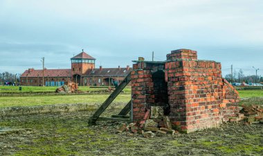Auschwitz, Polonya - 29 Kasım 2019: Polonya 'daki toplama kampı ve Auschwitz-Birkenau ölüm kampı. 2. Dünya Savaşı sırasında Avrupa 'daki Nazi Terörü ve Soykırımı Anıtı ve Müzesi. Kampa ve hapishane kışlasına giriş.
