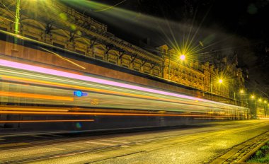 Krakow / Polonya - 30 Kasım 2019: Polonya 'nın Krakow kentinde bir sonbahar gecesi caddesinde renkli yolcu tramvayı. Eski bir Avrupa kenti olan Orta Avrupa 'nın turistik merkezi