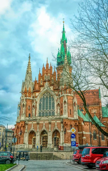 ポーランドのクラクフ 11月30 2019 ポーランドのクラクフの旧地区 カジミェシュにある聖ヨセフの古いゴシック様式の教会 ポーランドの伝統的な古代建築 中世都市の通り 青空を背景に教会の蜘蛛たち — ストック写真
