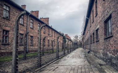 Auschwitz, Polonya - 29 Kasım 2019: Polonya 'daki toplama kampı ve Auschwitz-Birkenau ölüm kampı. 2. Dünya Savaşı sırasında Avrupa 'daki Nazi Terörü ve Soykırımı Anıtı ve Müzesi. Kampa ve hapishane kışlasına giriş.