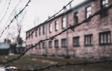 Auschwitz, Polonya - 29 Kasım 2019: Polonya 'daki toplama kampı ve Auschwitz-Birkenau ölüm kampı. 2. Dünya Savaşı sırasında Avrupa 'daki Nazi Terörü ve Soykırımı Anıtı ve Müzesi. Kampa ve hapishane kışlasına giriş.
