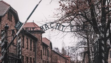 Auschwitz, Polonya - 29 Kasım 2019: Polonya 'daki toplama kampı ve Auschwitz-Birkenau ölüm kampı. 2. Dünya Savaşı sırasında Avrupa 'daki Nazi Terörü ve Soykırımı Anıtı ve Müzesi. Kampa ve hapishane kışlasına giriş.